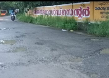 കൊടുവായൂർ ചർച്ചിന്റെ മുൻഭാഗത്തെ റോഡ് തകർന്നതായി പരാതി
