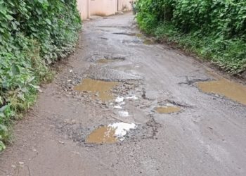 കരുവന്നൂർ തറ റോഡ് തകർന്നു.