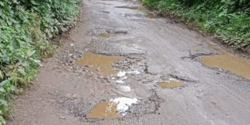 കരുവന്നൂർ തറ റോഡ് തകർന്നു.