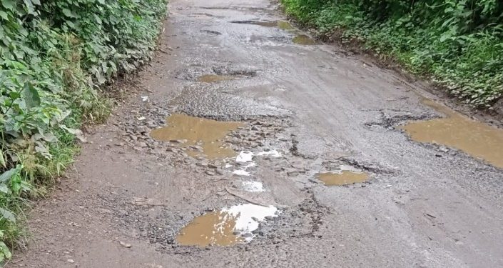 കരുവന്നൂർ തറ റോഡ് തകർന്നു.