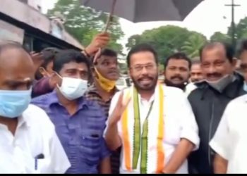 പാറ – പൊള്ളാച്ചി റോഡിൽ വാഴ നട്ടു പ്രതിഷേധം