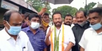 പാറ – പൊള്ളാച്ചി റോഡിൽ വാഴ നട്ടു പ്രതിഷേധം