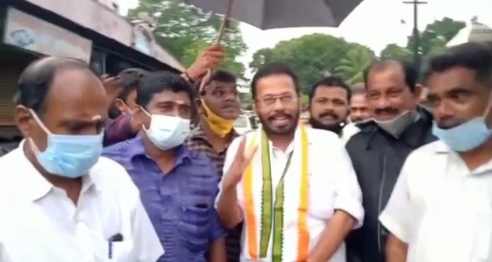 പാറ – പൊള്ളാച്ചി റോഡിൽ വാഴ നട്ടു പ്രതിഷേധം