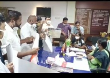 നഗരസഭ ചെയർപേഴ്സനെ ഉപരോധിച്ചു