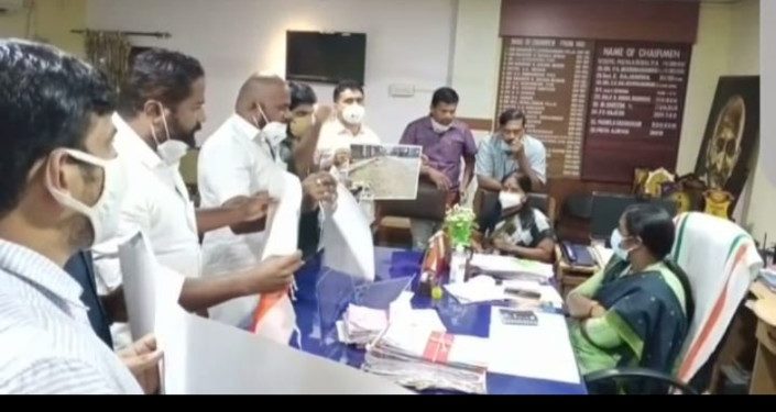 നഗരസഭ ചെയർപേഴ്സനെ ഉപരോധിച്ചു