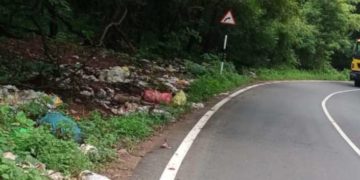 വനമേഖലയിലെ മാലിന്യംനിക്ഷേപിക്കൽ. യാത്രക്കാർക്ക് ഭീഷണിയാവുന്നു.