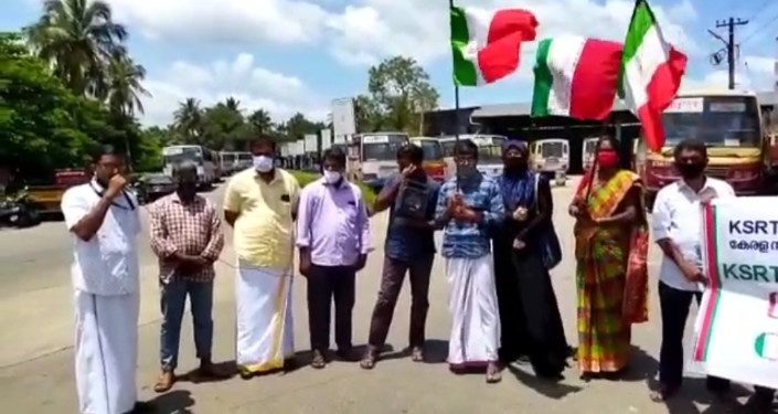 കെഎസ്ആർടിസി ഡിപ്പോകളിൽ മദ്യം; വെൽഫെയർ പാർട്ടി പ്രതിഷേധം നടത്തി