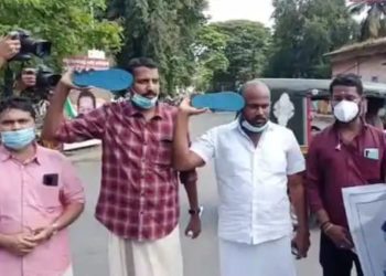 സുരേഷ് ഗോപിയെ ചെരിപ്പുകൊണ്ട് സല്യൂട്ട് ചെയ്ത് യൂത്ത് കോണ്‍ഗ്രസ്