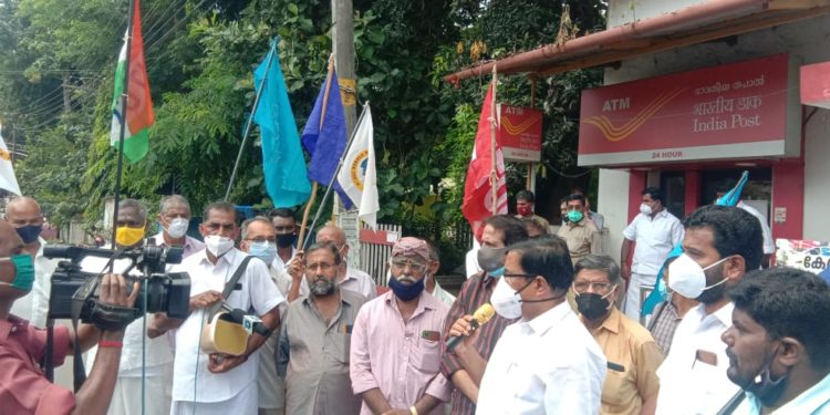 മോട്ടോർ വാഹന പൊളിച്ചടുക്കൽ നയത്തിനെതിരെ മാർച്ചും ധർണ്ണയും നടത്തി