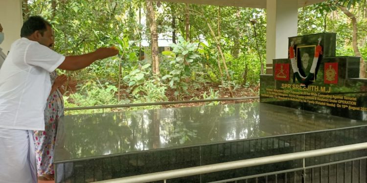 വീരമൃത്യു വരിച്ച ജവാനെ സ്മരിച്ചു