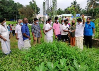 കാടുപിടിച്ചു കിടക്കുന്ന ക്ഷേത്രക്കുളവും പരിസരവും വൃത്തിയാക്കി ഗാന്ധി ജയന്തി ദിനം ആചരിച്ചു.
