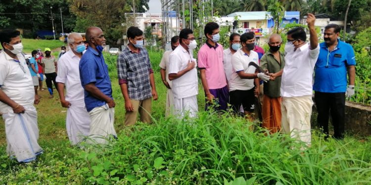 കാടുപിടിച്ചു കിടക്കുന്ന ക്ഷേത്രക്കുളവും പരിസരവും വൃത്തിയാക്കി ഗാന്ധി ജയന്തി ദിനം ആചരിച്ചു.