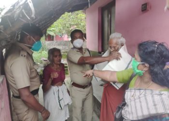 വയോജനങ്ങൾക്ക് ആദരവർപ്പിച്ച് സന്നദ്ധ സംഘടനകളും പോലീസും .