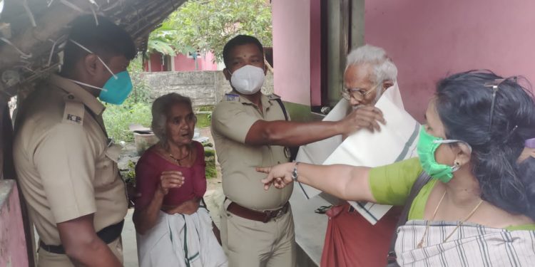 വയോജനങ്ങൾക്ക് ആദരവർപ്പിച്ച് സന്നദ്ധ സംഘടനകളും പോലീസും .