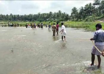 ഡാം തുറന്നുവിട്ടു, ബൈക്കും യാത്രികനും ഒലിച്ചുപോയി.