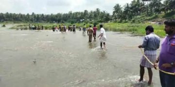 ഡാം തുറന്നുവിട്ടു, ബൈക്കും യാത്രികനും ഒലിച്ചുപോയി.