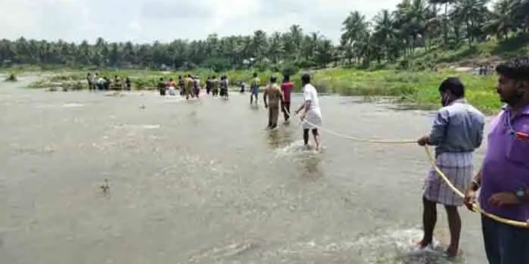 ഡാം തുറന്നുവിട്ടു, ബൈക്കും യാത്രികനും ഒലിച്ചുപോയി.
