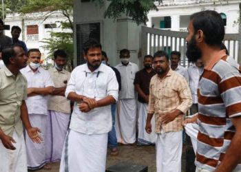 പാലക്കാട് നഗരസഭയ്ക്കു മുന്നിൽ പ്രതിഷേധ നാടകം നടത്തി