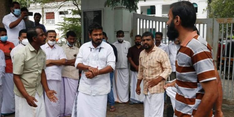 പാലക്കാട് നഗരസഭയ്ക്കു മുന്നിൽ പ്രതിഷേധ നാടകം നടത്തി