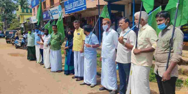 മണ്ണൂർ സെന്ററിലെ  അഴുക്ക് ചാലുകൾ വൃത്തിയാക്കണം