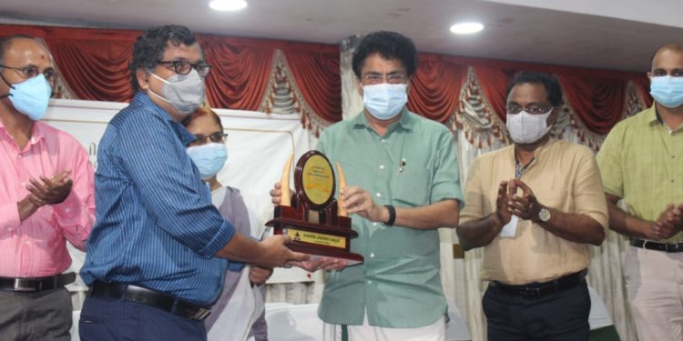 കോവിഡ് പ്രതിരോധ പ്രവർത്തകർക്ക് ആദരം