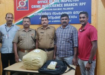 പാലക്കാട് ട്രെയിനിൽ കടത്തുകയായിരുന്ന 9.5 കിലോ കഞ്ചാവ് പിടികൂടി