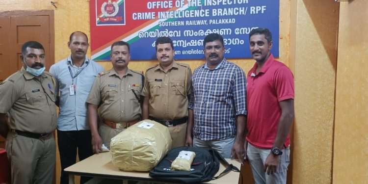 പാലക്കാട് ട്രെയിനിൽ കടത്തുകയായിരുന്ന 9.5 കിലോ കഞ്ചാവ് പിടികൂടി