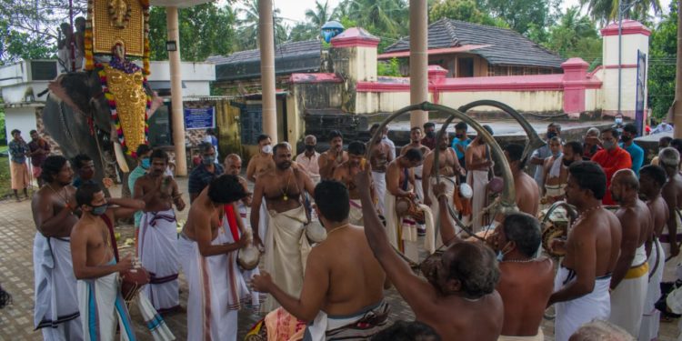 തൃപ്പല്ലാവൂർ ശിവക്ഷേത്രത്തിൽ നവരാത്രി ഏഴാം വിളക്ക് ആഘോഷിച്ചു