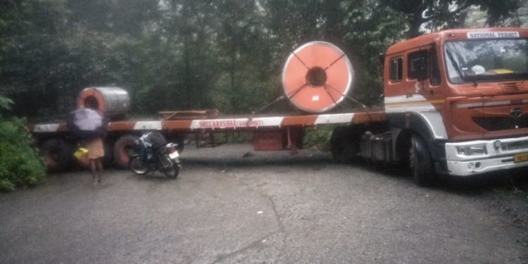 അട്ടപ്പാടി ചുരത്തിൽ  ട്രെയ്ലർ ലോറികൾ കുടുങ്ങി ഗതാഗത തടസ്സം