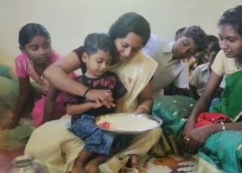 ആദിവാസി ഊരിൽ കുരുന്നുകൾക്ക് ആദ്യക്ഷരം കുറിച്ച് വിദ്യാരംഭം