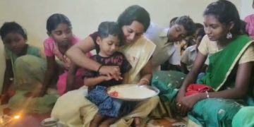 ആദിവാസി ഊരിൽ കുരുന്നുകൾക്ക് ആദ്യക്ഷരം കുറിച്ച് വിദ്യാരംഭം