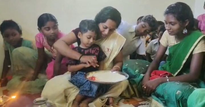 ആദിവാസി ഊരിൽ കുരുന്നുകൾക്ക് ആദ്യക്ഷരം കുറിച്ച് വിദ്യാരംഭം