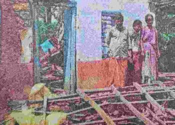 കനത്തമഴയെ ത്തുടർന്ന് വീടിന്റെ മേൽക്കൂര നിലംപതിച്ചു.