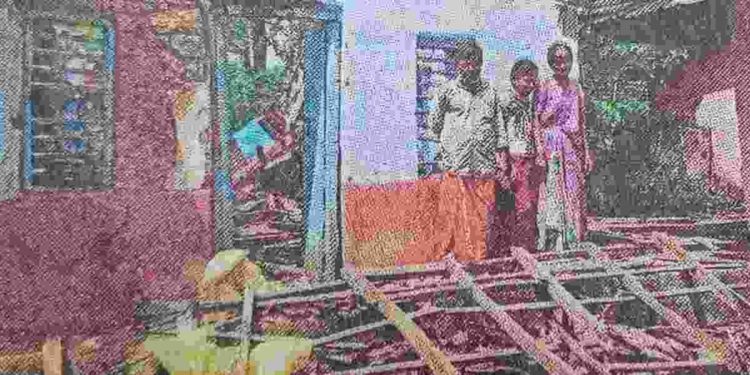 കനത്തമഴയെ ത്തുടർന്ന് വീടിന്റെ മേൽക്കൂര നിലംപതിച്ചു.