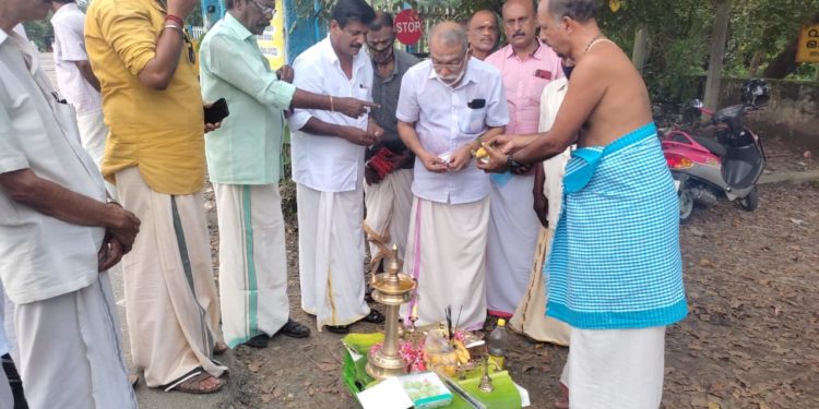 നടക്കാവ് റയിൽവേ ഗേറ്റ് അടച്ചു, ആക്ഷൻ കൗൺസിലിന്റെ  സർവ്വ ഐശ്വര്യപൂജ