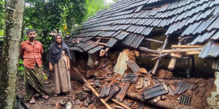 കാരപ്പൊറ്റയിൽ മഴയിൽ വീടിൻ്റെ ഭിത്തി തകർന്നു വീണു