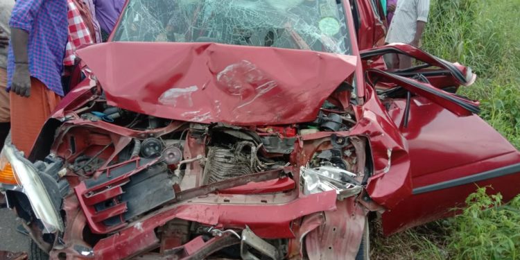 കാറിൽ കണ്ടെയ്‌നർ ലോറിയിടിച്ച് കാർ യാത്രക്കാരായ അഞ്ച് പേർക്ക് പരിക്ക്