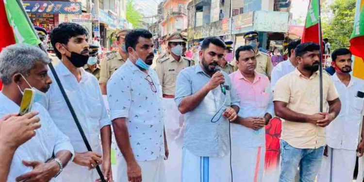 ഷൊര്‍ണൂര്‍ എംഎല്‍എയുടെ ഓഫിസിലേക്ക് എസ്ഡിപിഐ മാര്‍ച്ച്