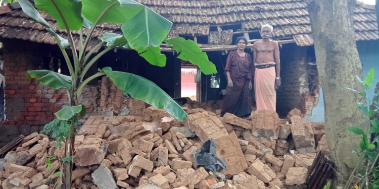 കനത്ത മഴയിൽ വീടിന്റെ ഭിത്തി തകർന്നുവീണു