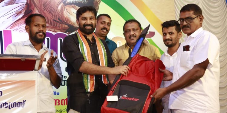 ഹോക്കിയിൽ ദേശിയ താരമായ  പി.കെ. ഹിമക്ക്  ഹോക്കി കിറ്റ് നൽകി