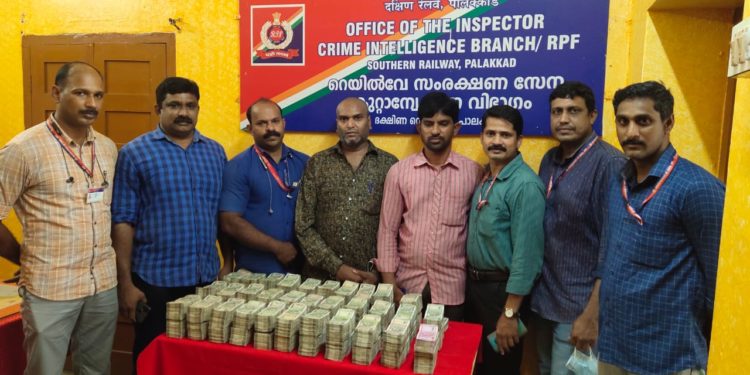 ട്രെയിനിൽ കടത്തുകയായിരുന്ന ഒരുകോടി 64 ലക്ഷം  രൂപ കുഴൽപ്പണം പിടികൂടി