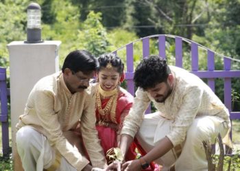 അശോക വൃക്ഷം  നട്ട് വേറിട്ടൊരു വിവാഹം