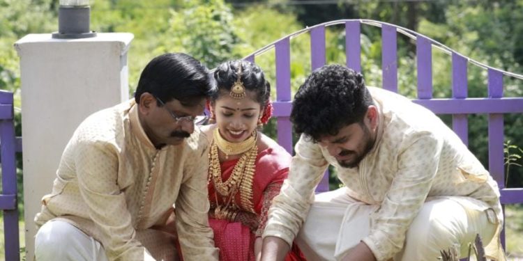 അശോക വൃക്ഷം  നട്ട് വേറിട്ടൊരു വിവാഹം