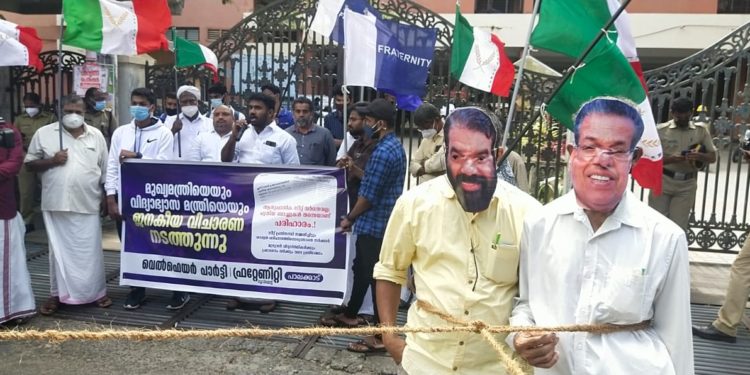 പ്ലസ് വൺ സീറ്റ്: മന്ത്രിമാരെ ജനകീയ വിചാരണ നടത്തി പ്രതിഷേധം