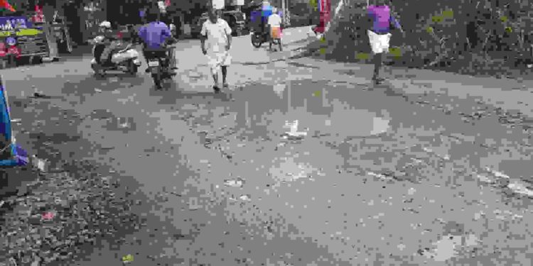 യാത്രക്കാർക്ക് ദുരിതം വിതച്ച് പല്ലാവൂർ-കുനിശേരി റോഡ്