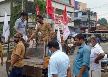 ഒലവക്കോട് താണാവ് ദേശീയപാതയിലെ കുഴികൾ അടച്ച് ഡിവൈഎഫ്ഐ