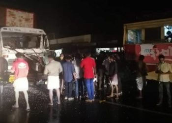 കരിമ്പയിൽ ബസ്സിന് പിന്നിൽ കണ്ടൈനർ ലോറി ഇടിച്ചു.