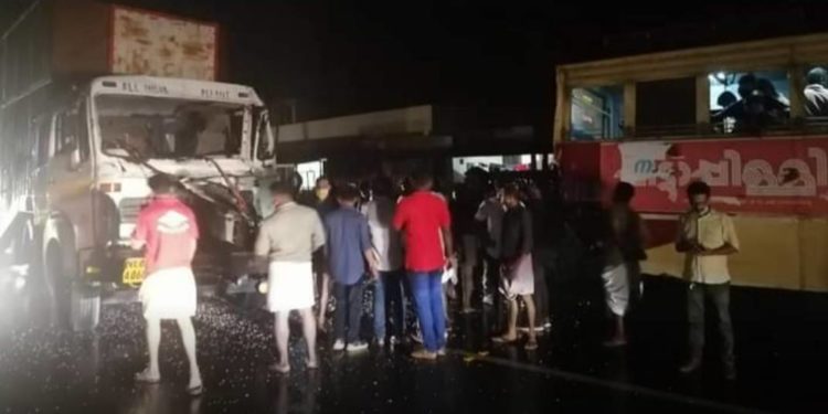 കരിമ്പയിൽ ബസ്സിന് പിന്നിൽ കണ്ടൈനർ ലോറി ഇടിച്ചു.