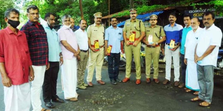 വ്യാപാരിയെ അക്രമിച്ച കേസ് : പോലീസിനെ  അനുമോദിച്ചു