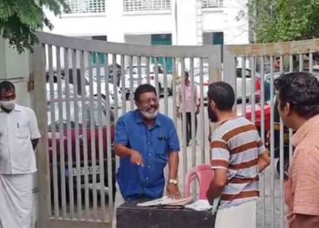 സാർ, മാഡം വിളി ഉപേക്ഷിക്കാത്ത നഗരസഭയുടെ മുന്നിൽ പ്രതിഷേധ നാടകം